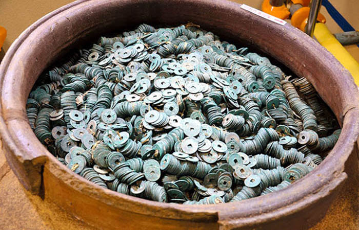 Какие тайны открыл учёным 600-летний самурайский кувшин с монетами, найденный в Японии