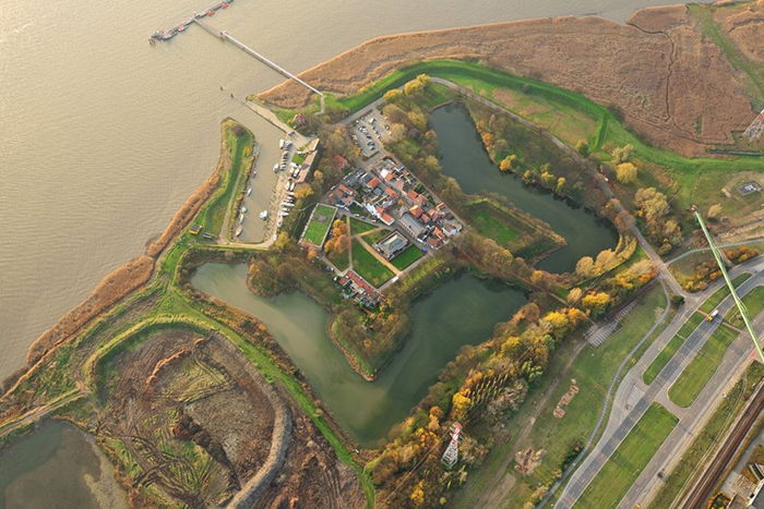 Как Средневековая башня оказалась в центре современного порта и Почему стала немым упрёком людям