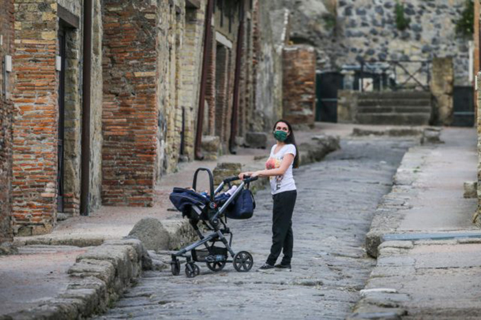 Проклятие древней Помпеи: Почему туристы массово возвращают украденные артефакты