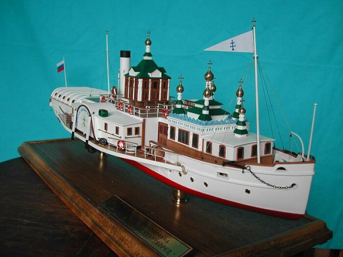 Зачем построили единственный в России плавучий храм и что в нём происходило в начале XX века