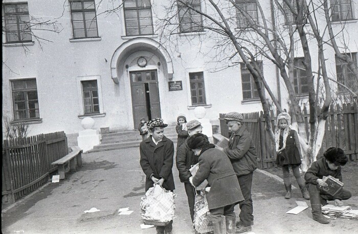 Как в СССР пионеры и взрослые макулатуру собирали, а приёмщики их обманывали