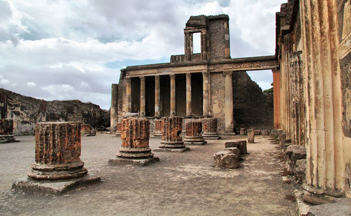 Проклятие древней Помпеи: Почему туристы массово возвращают украденные артефакты