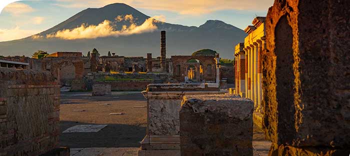 Проклятие древней Помпеи: Почему туристы массово возвращают украденные артефакты