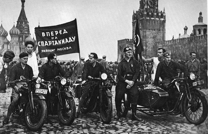 Как жилось байкерам в Стране Советов и для чего устраивались броски на «моторах» на Запад