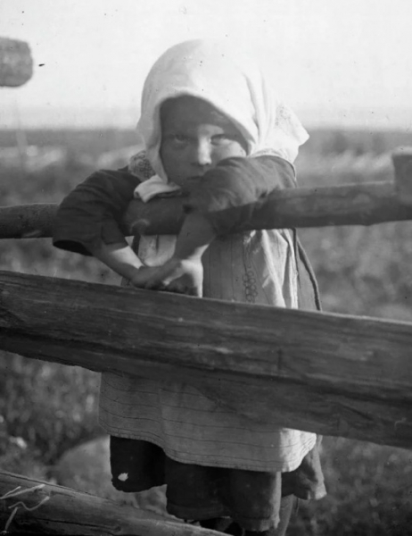 Что известно о девочке из прошлого, ставшей в наши дни героиней интернет-мемов