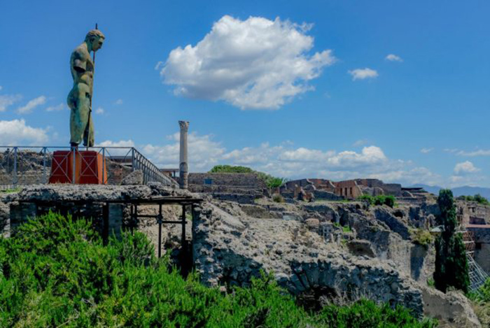 Проклятие древней Помпеи: Почему туристы массово возвращают украденные артефакты