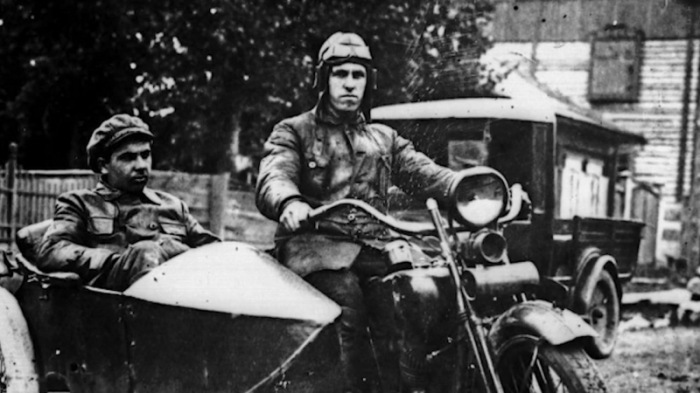 Как жилось байкерам в Стране Советов и для чего устраивались броски на «моторах» на Запад