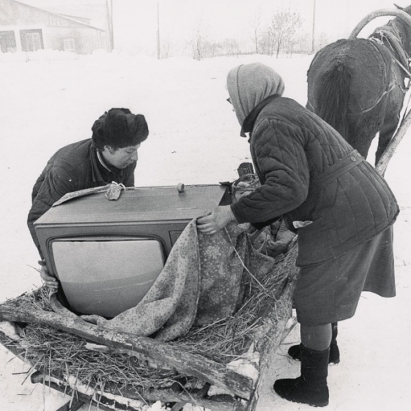 Почему телевизор был мерилом достатка советских семей, и С какими трудностями сталкивались, чтобы его приобрести