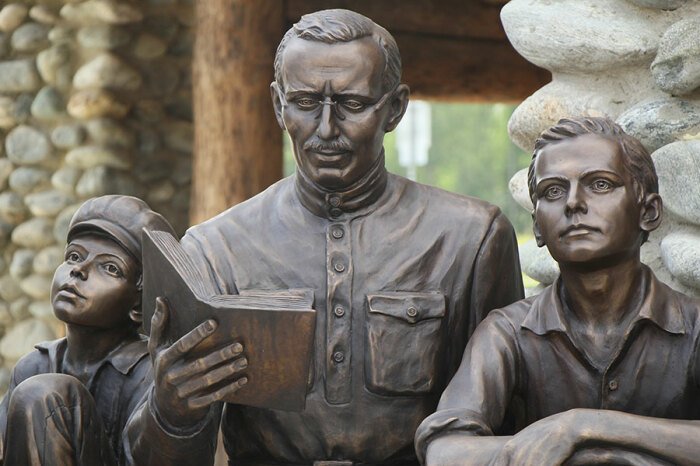 Как известный педагог Макаренко справлялся с малолетними бандитами, и За что его отстраняли от руководства колонией