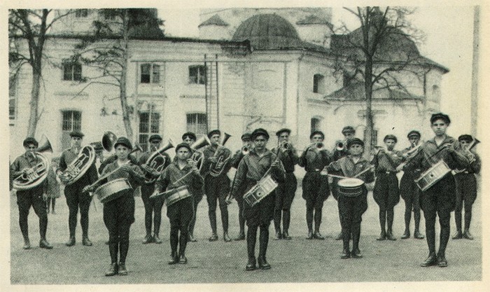 Как известный педагог Макаренко справлялся с малолетними бандитами, и За что его отстраняли от руководства колонией