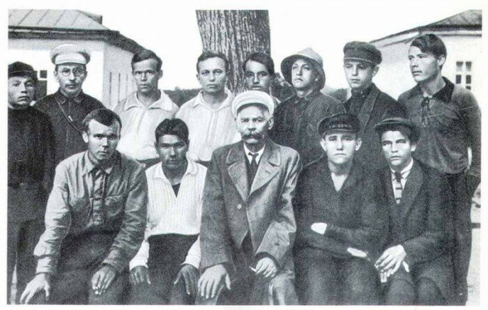 Как известный педагог Макаренко справлялся с малолетними бандитами, и За что его отстраняли от руководства колонией