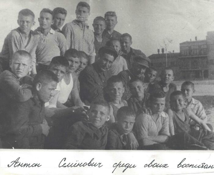 Как известный педагог Макаренко справлялся с малолетними бандитами, и За что его отстраняли от руководства колонией