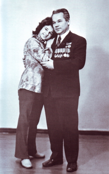 30 лет семейного счастья Михаила Калашникова: Как легендарный автомат АК «отблагодарил» своего создателя