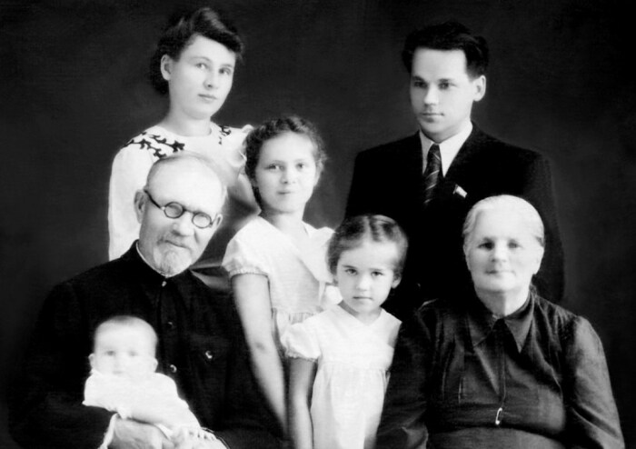 30 лет семейного счастья Михаила Калашникова: Как легендарный автомат АК «отблагодарил» своего создателя