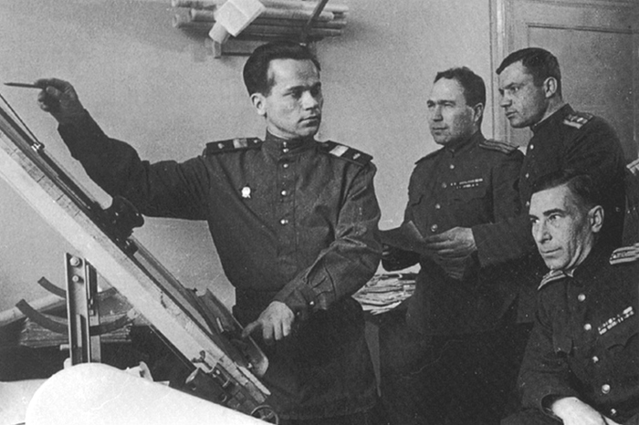 30 лет семейного счастья Михаила Калашникова: Как легендарный автомат АК «отблагодарил» своего создателя