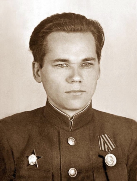 30 лет семейного счастья Михаила Калашникова: Как легендарный автомат АК «отблагодарил» своего создателя