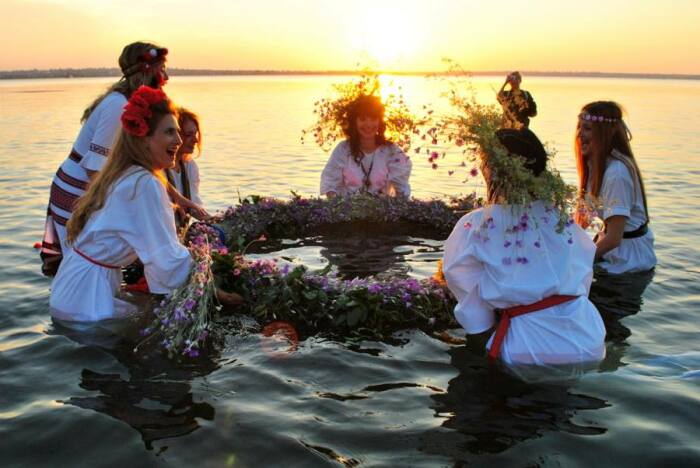 Зачем на Руси невесты клали яйца под курицу и вязали узелки: Самые забавные свадебные обряды