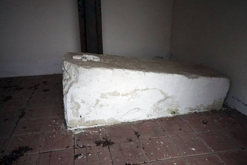 Слуга трех господ