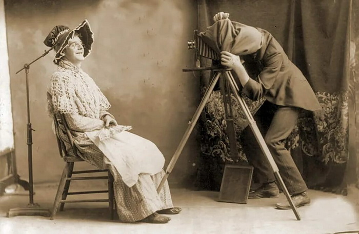 Как фотографировались 150 лет назад: держатели для головы, прячущаяся мать и другие забытые приемы