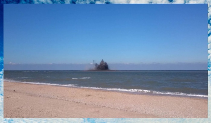 Так выглядит извержение с берега. Так выглядит извержение с берега.