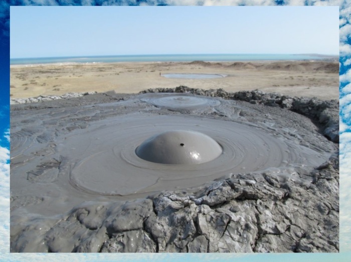 Остров из грязи булькает и шипит. Остров из грязи булькает и шипит.