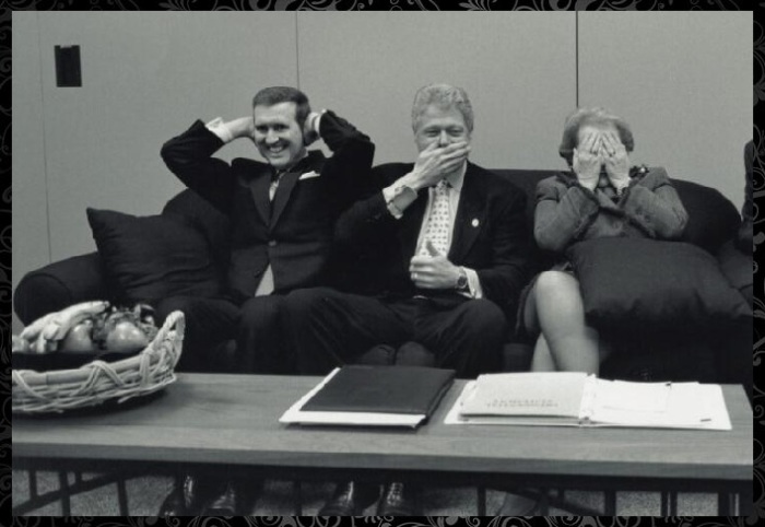 Уильям Коэн, Билл Клинтон и Мадлен Олбрайт пародируют известный образ "Три обезьяны" Уильям Коэн, Билл Клинтон и Мадлен Олбрайт пародируют известный образ "Три обезьяны"