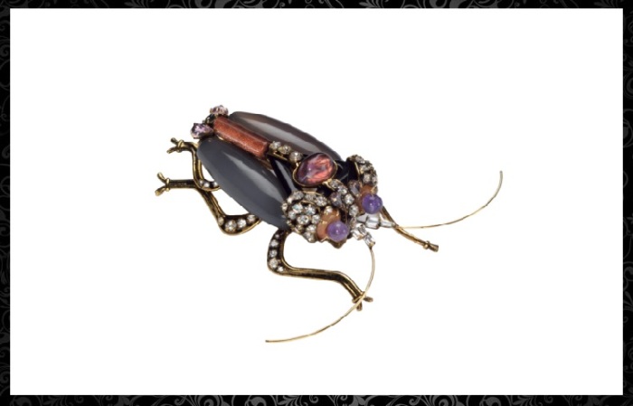 После новости о том, что русские установили в Госдепе прослушку, Мадлен Олбрайт вышла на встречу с представителями России, надев эту брошь После новости о том, что русские установили в Госдепе прослушку, Мадлен Олбрайт вышла на встречу с представителями России, надев эту брошь