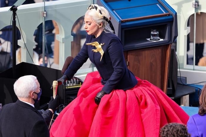 Леди Гага в шокирующем розовом от Скиапарелли. Леди Гага в шокирующем розовом от Скиапарелли.