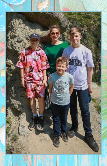 Юлия Барановская с детьми. Юлия Барановская с детьми.