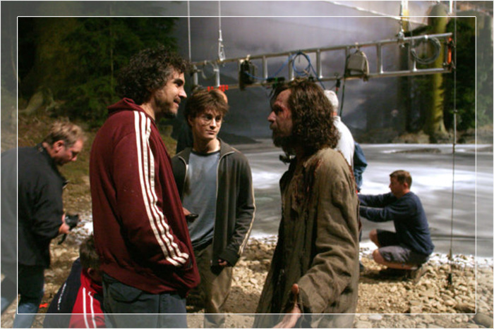 Режиссёр Альфонсо Куарон работает с актерами фильма «Гарри Поттер и узник Азкабана».