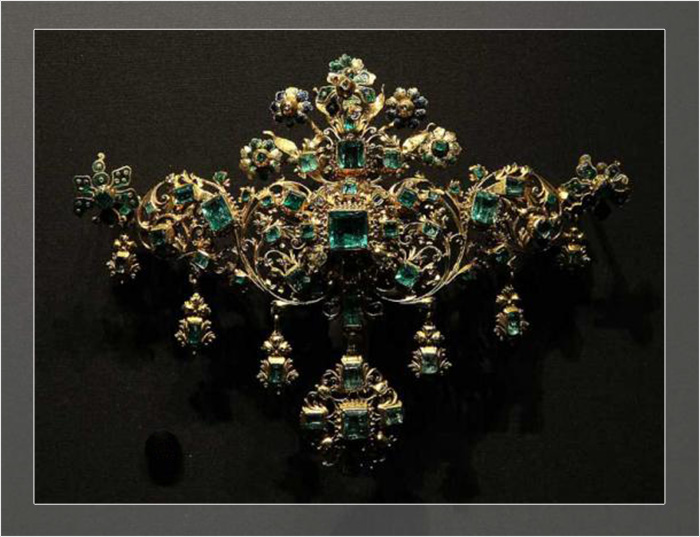 Украшение лифа 18-го века, сделанное из золота и колумбийских изумрудов, полученное из собора Богородицы Столпной в Сарагосе.