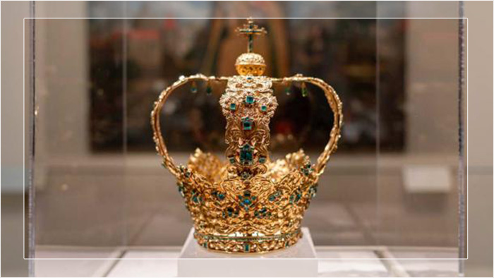 Корона Анд включает более 400 изумрудов и датируется 17 или 18 веком. Она была сделана для скульптуры Девы Марии Попаянской в знак благодарности за её защиту от оспы и сейчас выставлена в Музее искусств Метрополитен.