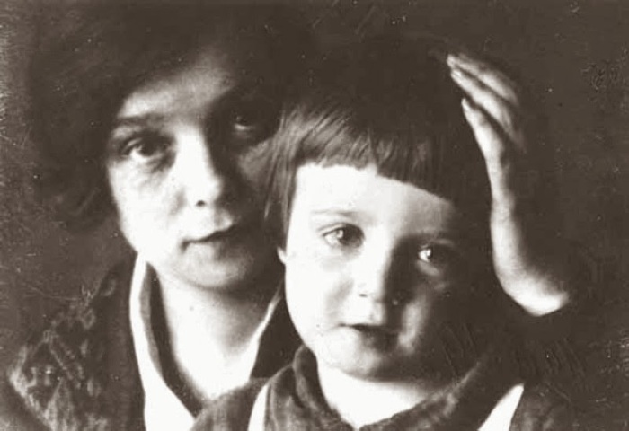 Надежда Вольпин с сыном Александром Надежда Вольпин с сыном Александром