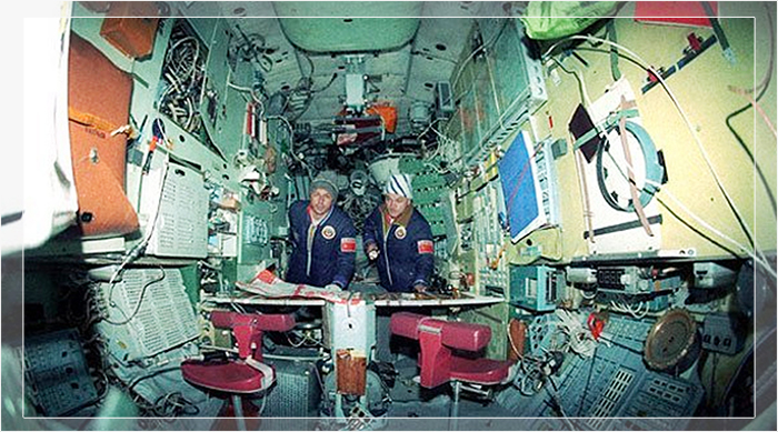 Космонавты производили ремонт на обесточенной станции.
