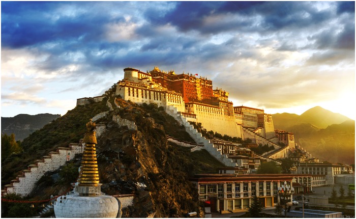 Дворец Потала в Лхасе - храмовый комплекс. Источник: pinterest.com Дворец Потала в Лхасе - храмовый комплекс. Источник: pinterest.com