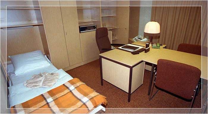 Правительственный бункер был рассчитан на двухнедельное пребывание 400 человек. Эта спальня на двадцатиметровой глубине предназначалась для Эриха Мильке. Правительственный бункер был рассчитан на двухнедельное пребывание 400 человек. Эта спальня на двадцатиметровой глубине предназначалась для Эриха Мильке.