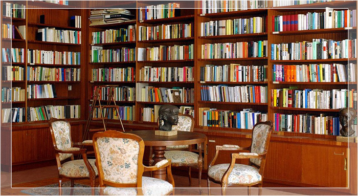 Библиотека в бывшей резиденции Вальтера Ульбрихта. Библиотека в бывшей резиденции Вальтера Ульбрихта.