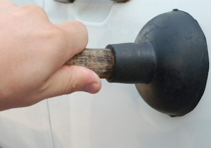 При помощи вантуза можно открыть дверь, если сломалась ручка. /Фото: etoprozhizn.ru При помощи вантуза можно открыть дверь, если сломалась ручка. /Фото: etoprozhizn.ru