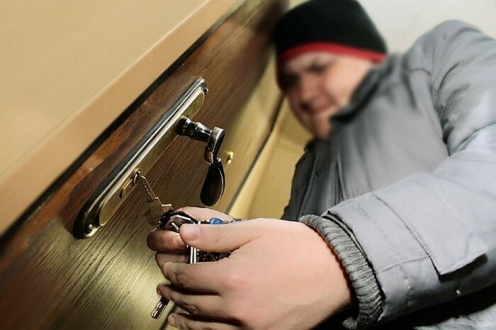 Прежде чем проникнуть в квартиру, домушники вели длительное наблюдение. /Фото: rv-news.ru