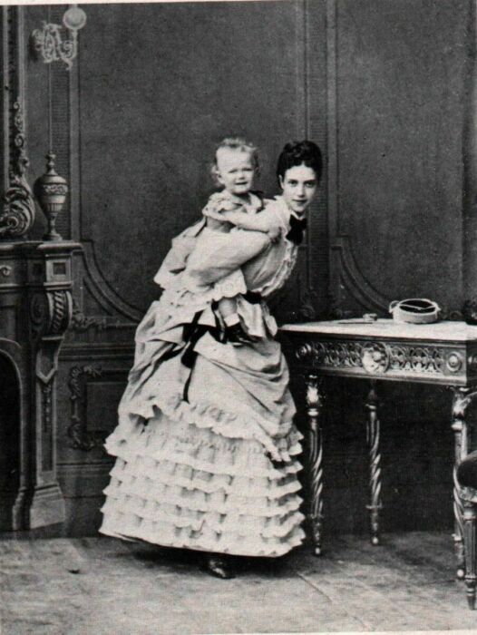 Основные решения в воспитании детей принимала Минни. /Фото: i.pinimg.com Основные решения в воспитании детей принимала Минни. /Фото: i.pinimg.com