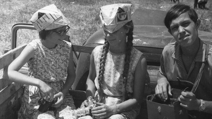 Из газеты можно было быстро смастерить панамку. /Фото: i.servimg.com Из газеты можно было быстро смастерить панамку. /Фото: i.servimg.com