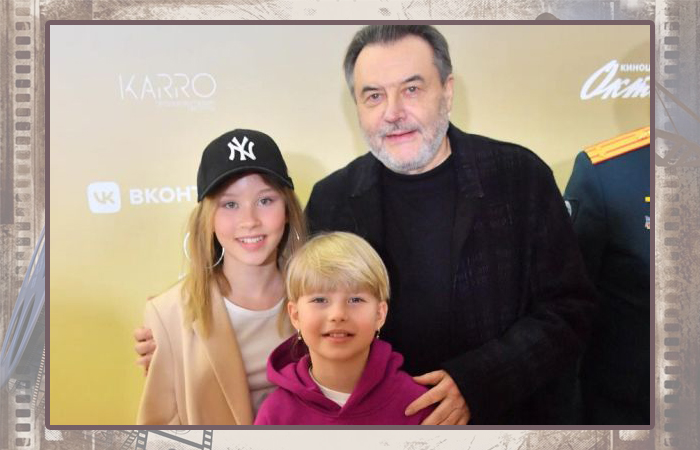 Алексей Учитель с дочерями. Алексей Учитель с дочерями.