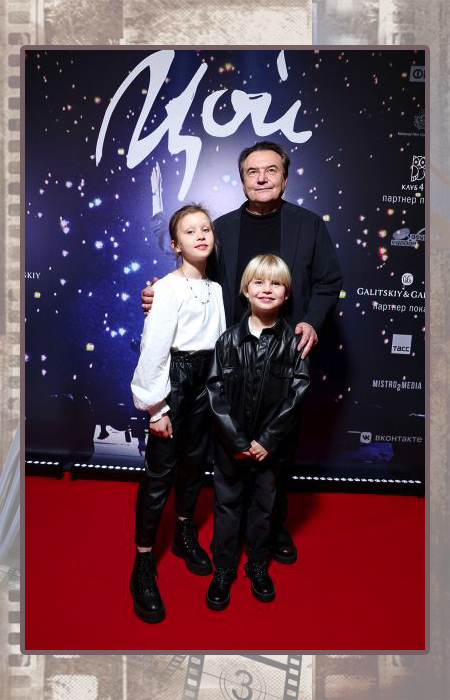 Алексей Учитель с дочерями. Алексей Учитель с дочерями.