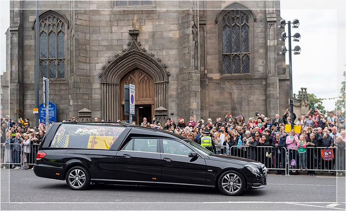 Пышность та же, что и двести лет тому назад. Пышность та же, что и двести лет тому назад.