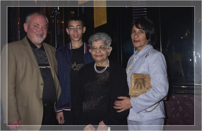 Партнёр покойного Фредди Меркьюри Джим Хаттон, племянник, мать Джер Булсара и сестра Кашмира Кук присутствуют на вечеринке в честь открытия нового мюзикла We Will Rock You, основанного на музыке рок-супергруппы Queen и написанного Беном Элтоном. Партнёр покойного Фредди Меркьюри Джим Хаттон, племянник, мать Джер Булсара и сестра Кашмира Кук присутствуют на вечеринке в честь открытия нового мюзикла We Will Rock You, основанного на музыке рок-супергруппы Queen и написанного Беном Элтоном.