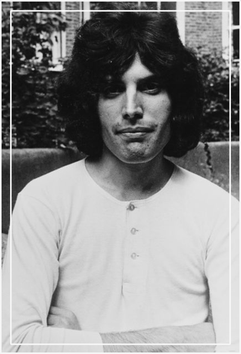 Певец и автор песен, фронтмен легендарной британской рок-группы Queen Фредди Меркьюри позирует в Западном Кенсингтоне, Лондон, август 1969 года. Певец и автор песен, фронтмен легендарной британской рок-группы Queen Фредди Меркьюри позирует в Западном Кенсингтоне, Лондон, август 1969 года.