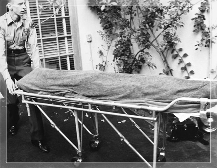 Мёртвое тело Мэрилин Монро вывозят из дома.
