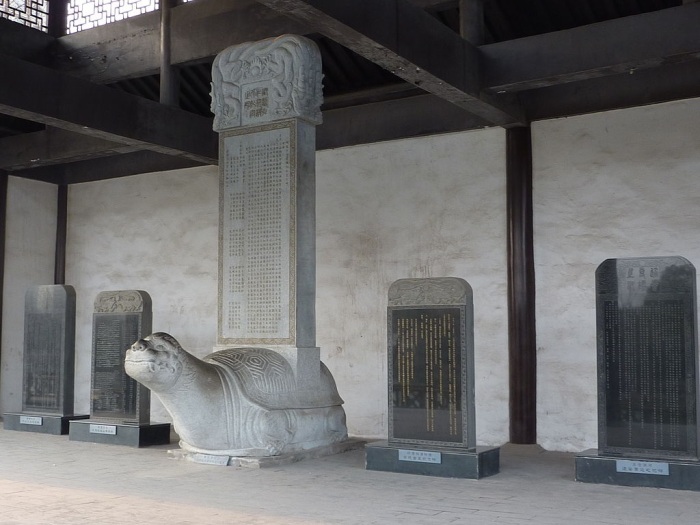 Копии дошедших до нас монументов времён плаваний Чжэн Хэ. В центре — стела на черепахе, установленная в Нанкине в честь богини Мацзу в ознаменование первого плавания. Фото: google.com. Копии дошедших до нас монументов времён плаваний Чжэн Хэ. В центре — стела на черепахе, установленная в Нанкине в честь богини Мацзу в ознаменование первого плавания. Фото: google.com.