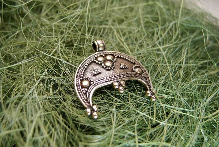 Женский оберег в виде полумесяца — лунница. /Фото: alltime.ru Женский оберег в виде полумесяца — лунница. /Фото: alltime.ru