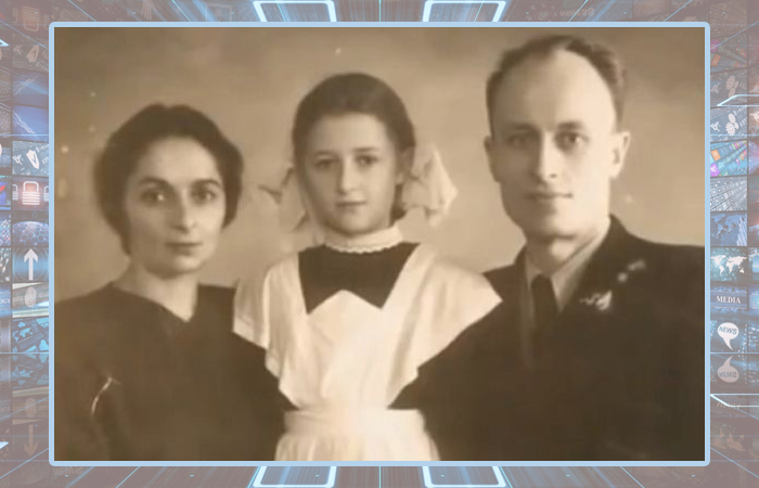 Регина Дубовицкая в детстве с родителями. Регина Дубовицкая в детстве с родителями.